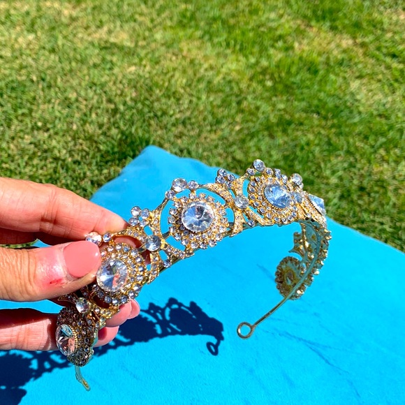 A CLEAR crystal & GOLD Bridal Crown piece that is gorgeous!! Was never worn! - Picture 4 of 5